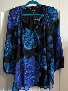 NWT Plus Size Blue Floral V Neck Top 3X